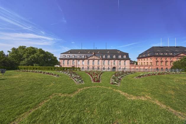 Landtag, Staatskanzlei, Neues Zeughaus, Deutschhaus, Palais, historisches Gebäude, Baustil Barock, Gartenanlagen, Blumenbeet, Rasen, Zaun, Bäume, blauer Himmel, Cirrostratuswolken, Peter-Altmeier-Allee, Mainz, Landeshauptstadt, kreisfreie Stadt, Rheinland-Pfalz, Deutschland State Parliament, State Chancellery, New Armoury, Deutschhaus, palace, historic building, Baroque style, gardens, flower bed, lawn, fence, trees, blue sky, cirrostratus clouds, Peter-Altmeier-Allee, Mainz, state capital, district-free city, Rhineland-Palatinate, Germany Copyright: imageBROKER OlafxSchulz iblosz15540725.jpg