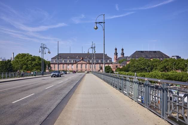Landtag, Parlamentsgebäude, Staatskanzlei, Zeughaus, Autobrücke und Fußgängerbrücke, Bürgersteig, Fahrspuren, Brückengeländer, Laternen, historische Gebäude, Autos, Fahrzeuge, Fußgänger als Beiwerk, blauer Himmel, Cirrostratuswolken, Theodor-Heuss-Brücke, Mainz, Landeshauptstadt, kreisfreie Stadt, Rheinland-Pfalz, Deutschland Parliament building, state chancellery, armoury, car bridge and footbridge, sidewalk, lanes, bridge railings, lanterns, historic buildings, cars, vehicles, pedestrians as accessories, blue sky, cirrostratus clouds, Theodor Heuss bridge, Mainz, state capital, district-free city, Rhineland-Palatinate, Germany Copyright: imageBROKER OlafxSchulz iblosz15540738.jpg