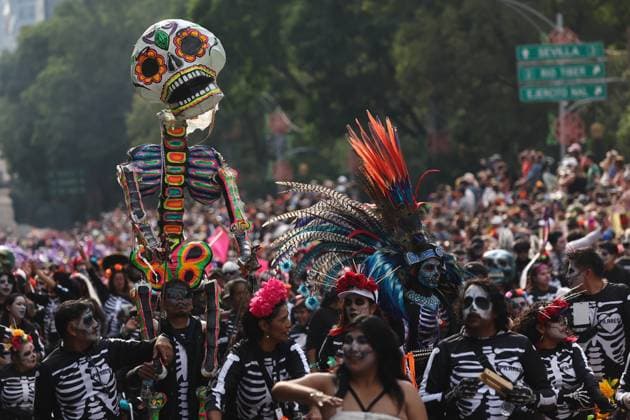 Day Of The Dead Parade In Mexico City Participants take part in the Day of the Dead parade in Mexico City, Mexico on November 1, 2025. Mexico City Mexico  Copyright: xJakubxPorzyckix originalFilename: porzycki-dayofthe251101_npbG2.jpg