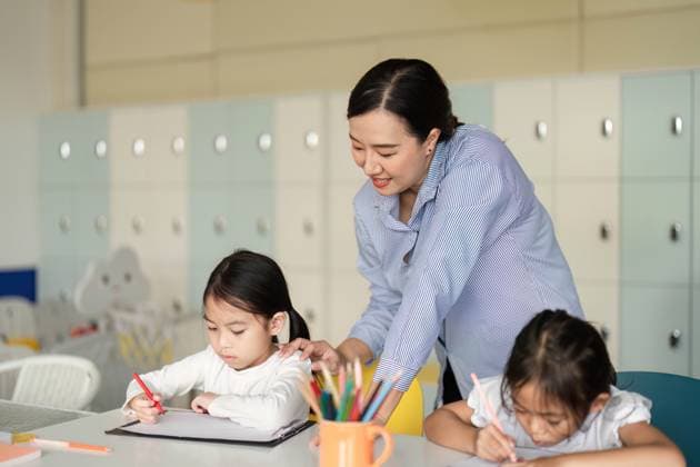 Zurück zur Schule. Der Lehrer leitet die Schüler bei einer kreativen Lernaktivität an. A teacher supports children during a creative activity in a lively classroom, emphasizing engagement and collaboration. (License=RF) ,model released, Symbolfoto Copyright: xZoonar.com WICHAYADAxSUWANNACHUNx 23808348 ,model released, Symbolfoto ,property released