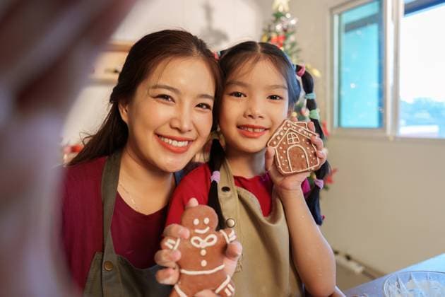 IMAGO Creative, Weihnachten, Food, Backen, Lebkuchen Festliche Leckereien. Mutter und Tochter zeigen stolz ihre verzierten Lebkuchen. A mother and daughter show off their beautifully decorated gingerbread cookies, celebrating the joy of baking during the holidays. (License=RF) ,model released, Symbolfoto Copyright: xZoonar.com WICHAYADAxSUWANNACHUNx 24162071 ,model released, Symbolfoto ,property released