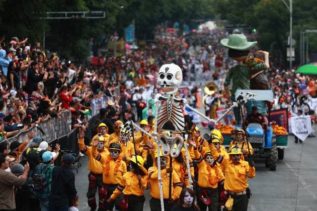 Day of the Dead parade in Mexico City MEXICO CITY, MEXICO - NOVEMBER 01: People dressed in costumes take part in the annual Day of the Dead parade while holding a skeleton figure along the main avenues in the city center, in Mexico City, Mexico on November 01, 2025. According to the authorities, more than 8,000 participants took part in the annual Day of the Dead parade this year. Daniel Cardenas Anadolu Mexico City Mexico. Editorial use only. Please get in touch for any other usage.  Copyright: x2025xAnadoluxDanielxCardenasx