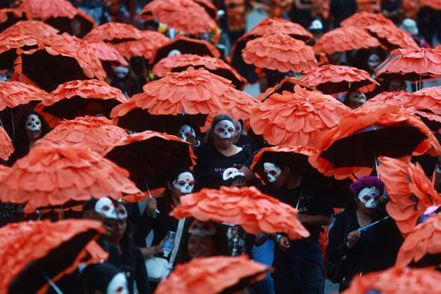 Entertainment Bilder des Tages Day of the Dead parade in Mexico City MEXICO CITY, MEXICO - NOVEMBER 01: People dressed in costumes take part in the annual Day of the Dead parade while holding a skeleton figure along the main avenues in the city center, in Mexico City, Mexico on November 01, 2025. According to the authorities, more than 8,000 participants took part in the annual Day of the Dead parade this year. Daniel Cardenas Anadolu Mexico City Mexico. Editorial use only. Please get in touch for any other usage.  Copyright: x2025xAnadoluxDanielxCardenasx
