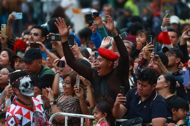 Day of the Dead parade in Mexico City MEXICO CITY, MEXICO - NOVEMBER 01: Spectators watch the annual Day of the Dead parade along the main avenues in the city center, in Mexico City, Mexico on November 01, 2025. According to the authorities, more than 8,000 participants took part in the annual Day of the Dead parade this year. Daniel Cardenas Anadolu Mexico City Mexico. Editorial use only. Please get in touch for any other usage.  Copyright: x2025xAnadoluxDanielxCardenasx