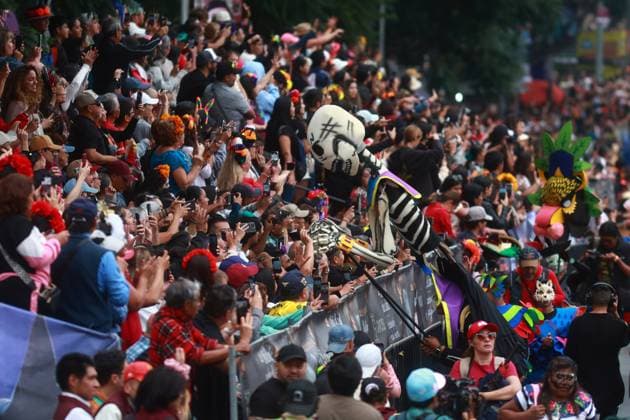 Day of the Dead parade in Mexico City MEXICO CITY, MEXICO - NOVEMBER 01: People dressed in costumes take part in the annual Day of the Dead parade while holding a skeleton figure along the main avenues in the city center, in Mexico City, Mexico on November 01, 2025. According to the authorities, more than 8,000 participants took part in the annual Day of the Dead parade this year. Daniel Cardenas Anadolu Mexico City Mexico. Editorial use only. Please get in touch for any other usage.  Copyright: x2025xAnadoluxDanielxCardenasx