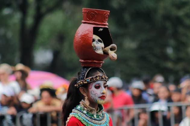 Entertainment Bilder des Tages Annual Dia de Muertos Parade A woman taking part during the 2025 Dia de Muertos Parade at Paseo de la Reforma avenue on the Day of the Dead celebration. 1.5 million people attended the annual Dia de Muertos Parade. on November 1, 2025 in Mexico City, Mexico. (Photo by Carlos Santiago Eyepix Group) Copyright: xCarlosxSantiagox xEyepixxGroupx CS_01112025_124869
