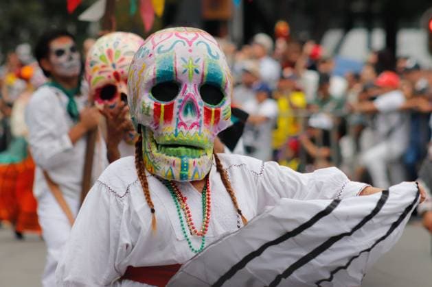 Annual Dia de Muertos Parade A person taking part during the 2025 Dia de Muertos Parade at Paseo de la Reforma avenue on the Day of the Dead celebration. 1.5 million people attended the annual Dia de Muertos Parade. on November 1, 2025 in Mexico City, Mexico. (Photo by Carlos Santiago Eyepix Group) Copyright: xCarlosxSantiagox xEyepixxGroupx CS_01112025_124883