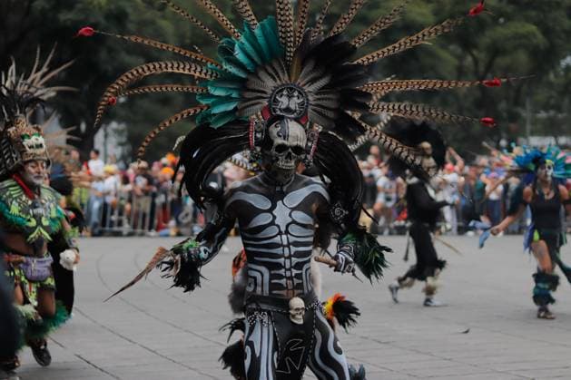 Annual Dia de Muertos Parade A person taking part during the 2025 Dia de Muertos Parade at Paseo de la Reforma avenue on the Day of the Dead celebration. 1.5 million people attended the annual Dia de Muertos Parade. on November 1, 2025 in Mexico City, Mexico. (Photo by Carlos Santiago Eyepix Group) Copyright: xCarlosxSantiagox xEyepixxGroupx CS_01112025_124852