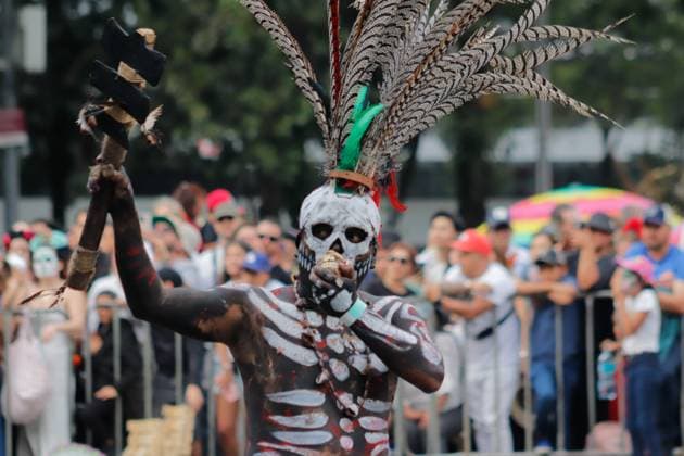 Annual Dia de Muertos Parade A person taking part during the 2025 Dia de Muertos Parade at Paseo de la Reforma avenue on the Day of the Dead celebration. 1.5 million people attended the annual Dia de Muertos Parade. on November 1, 2025 in Mexico City, Mexico. (Photo by Carlos Santiago Eyepix Group) Copyright: xCarlosxSantiagox xEyepixxGroupx CS_01112025_124870