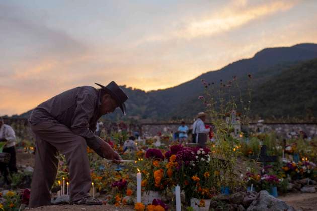 November 1, 2025, Huitziltepec, Guerrero, Mexico: Very close to Chilpancingo, in Guerrero, the residents of the Nahuatl community of Huitziltepec did not forget to remember their dead. As they do every year, the residents of Huitziltepec began to arrive at the village cemetery to place flowers and light candles on the graves of their loved ones. ..Among the graves, people light as many candles as they can, and with the yellow hue of the cempasoºchil flowers and the warm light of the candles, the cemetery is completely illuminated. Huitziltepec Mexico - ZUMAs310 20251101_zip_s310_004 Copyright: xLuisxExSalgadox