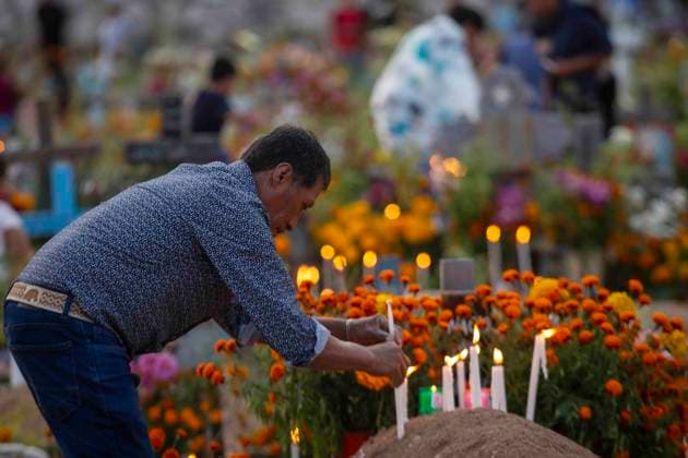 November 1, 2025, Huitziltepec, Guerrero, Mexico: Very close to Chilpancingo, in Guerrero, the residents of the Nahuatl community of Huitziltepec did not forget to remember their dead. As they do every year, the residents of Huitziltepec began to arrive at the village cemetery to place flowers and light candles on the graves of their loved ones. ..Among the graves, people light as many candles as they can, and with the yellow hue of the cempasoºchil flowers and the warm light of the candles, the cemetery is completely illuminated. Huitziltepec Mexico - ZUMAs310 20251101_zip_s310_005 Copyright: xLuisxExSalgadox