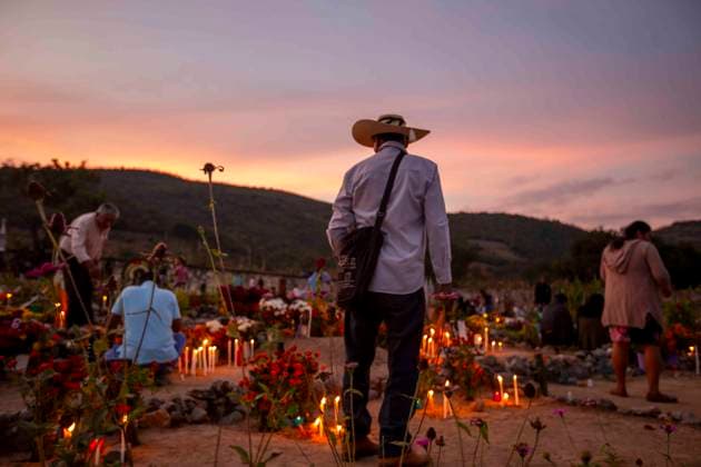 November 1, 2025, Huitziltepec, Guerrero, Mexico: Very close to Chilpancingo, in Guerrero, the residents of the Nahuatl community of Huitziltepec did not forget to remember their dead. As they do every year, the residents of Huitziltepec began to arrive at the village cemetery to place flowers and light candles on the graves of their loved ones. ..Among the graves, people light as many candles as they can, and with the yellow hue of the cempasoºchil flowers and the warm light of the candles, the cemetery is completely illuminated. Huitziltepec Mexico - ZUMAs310 20251101_zip_s310_006 Copyright: xLuisxExSalgadox