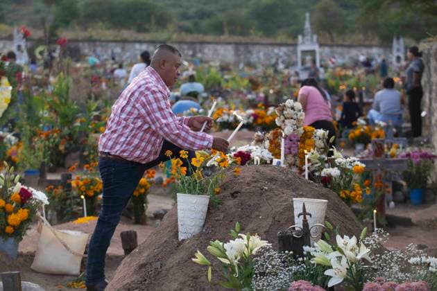 November 1, 2025, Huitziltepec, Guerrero, Mexico: Very close to Chilpancingo, in Guerrero, the residents of the Nahuatl community of Huitziltepec did not forget to remember their dead. As they do every year, the residents of Huitziltepec began to arrive at the village cemetery to place flowers and light candles on the graves of their loved ones. ..Among the graves, people light as many candles as they can, and with the yellow hue of the cempasoºchil flowers and the warm light of the candles, the cemetery is completely illuminated. Huitziltepec Mexico - ZUMAs310 20251101_zip_s310_009 Copyright: xLuisxExSalgadox