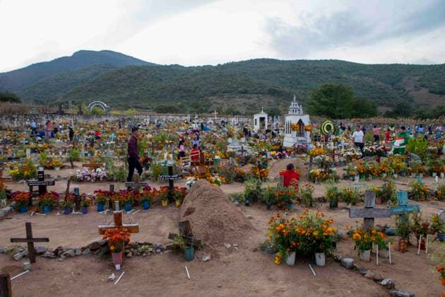 November 1, 2025, Huitziltepec, Guerrero, Mexico: Very close to Chilpancingo, in Guerrero, the residents of the Nahuatl community of Huitziltepec did not forget to remember their dead. As they do every year, the residents of Huitziltepec began to arrive at the village cemetery to place flowers and light candles on the graves of their loved ones. ..Among the graves, people light as many candles as they can, and with the yellow hue of the cempasoºchil flowers and the warm light of the candles, the cemetery is completely illuminated. Huitziltepec Mexico - ZUMAs310 20251101_zip_s310_010 Copyright: xLuisxExSalgadox