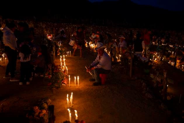 November 1, 2025, Huitziltepec, Guerrero, Mexico: Very close to Chilpancingo, in Guerrero, the residents of the Nahuatl community of Huitziltepec did not forget to remember their dead. As they do every year, the residents of Huitziltepec began to arrive at the village cemetery to place flowers and light candles on the graves of their loved ones. ..Among the graves, people light as many candles as they can, and with the yellow hue of the cempasoºchil flowers and the warm light of the candles, the cemetery is completely illuminated. Huitziltepec Mexico - ZUMAs310 20251101_zip_s310_011 Copyright: xLuisxExSalgadox