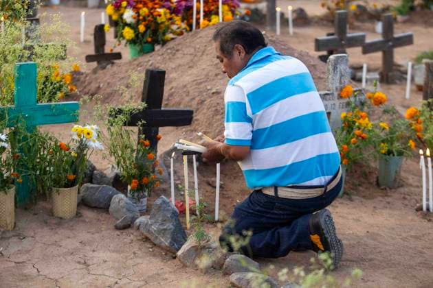 November 1, 2025, Huitziltepec, Guerrero, Mexico: Very close to Chilpancingo, in Guerrero, the residents of the Nahuatl community of Huitziltepec did not forget to remember their dead. As they do every year, the residents of Huitziltepec began to arrive at the village cemetery to place flowers and light candles on the graves of their loved ones. ..Among the graves, people light as many candles as they can, and with the yellow hue of the cempasoºchil flowers and the warm light of the candles, the cemetery is completely illuminated. Huitziltepec Mexico - ZUMAs310 20251101_zip_s310_013 Copyright: xLuisxExSalgadox
