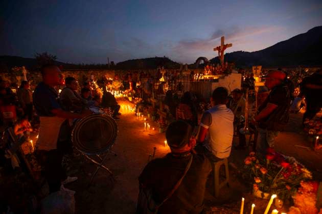 November 1, 2025, Huitziltepec, Guerrero, Mexico: Very close to Chilpancingo, in Guerrero, the residents of the Nahuatl community of Huitziltepec did not forget to remember their dead. As they do every year, the residents of Huitziltepec began to arrive at the village cemetery to place flowers and light candles on the graves of their loved ones. ..Among the graves, people light as many candles as they can, and with the yellow hue of the cempasoºchil flowers and the warm light of the candles, the cemetery is completely illuminated. Huitziltepec Mexico - ZUMAs310 20251101_zip_s310_016 Copyright: xLuisxExSalgadox