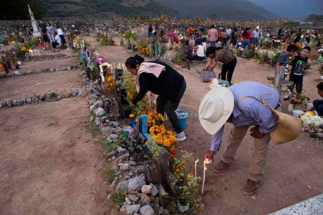 November 1, 2025, Huitziltepec, Guerrero, Mexico: Very close to Chilpancingo, in Guerrero, the residents of the Nahuatl community of Huitziltepec did not forget to remember their dead. As they do every year, the residents of Huitziltepec began to arrive at the village cemetery to place flowers and light candles on the graves of their loved ones. ..Among the graves, people light as many candles as they can, and with the yellow hue of the cempasoºchil flowers and the warm light of the candles, the cemetery is completely illuminated. Huitziltepec Mexico - ZUMAs310 20251101_zip_s310_017 Copyright: xLuisxExSalgadox
