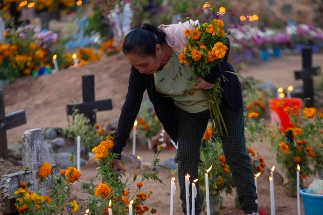 November 1, 2025, Huitziltepec, Guerrero, Mexico: Very close to Chilpancingo, in Guerrero, the residents of the Nahuatl community of Huitziltepec did not forget to remember their dead. As they do every year, the residents of Huitziltepec began to arrive at the village cemetery to place flowers and light candles on the graves of their loved ones. ..Among the graves, people light as many candles as they can, and with the yellow hue of the cempasoºchil flowers and the warm light of the candles, the cemetery is completely illuminated. Huitziltepec Mexico - ZUMAs310 20251101_zip_s310_019 Copyright: xLuisxExSalgadox