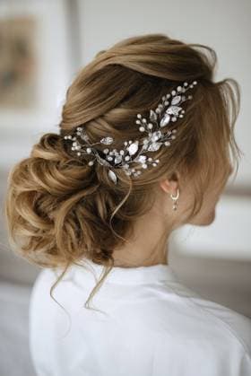 Brauthaar hinten, verdrehte, verdrehte Locken mit Blumen Bride hair back, twisted twisted curls with flowers Copyright: imageBROKER AndriixOmelnytskyi ibxiqx15389377.jpg ,model released, Symbolfoto ,property released