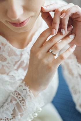 Brautkleider, Hochzeitsdekoration, Kristallohrringe Bride dresses wedding decoration, crystal earrings Copyright: imageBROKER AndriixOmelnytskyi ibxiqx15389507.jpg ,model released, Symbolfoto ,property released
