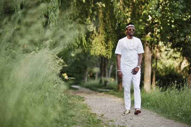 Porträt eines stilvollen und reichen schwarzafrikanischen Amerikaners auf weißer Kleidung, Sonnenbrille und Hut Portrait of stylish and rich black african american man on white clothes, sunglasses and hat Copyright: imageBROKER ASxphotography ibxiqx15391480.jpg ,model released, Symbolfoto ,property released