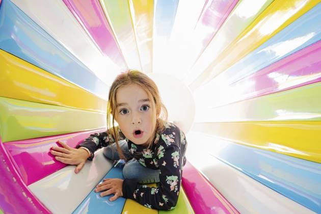 Lustiges Mädchen spielt auf dem Spielplatz im Indoor Spielzentrum in farbiger Röhre Funny girl playing at indoor play center playground in colored tube Copyright: imageBROKER ASphotofamily ibxiqx15392322.jpg ,model released, Symbolfoto ,property released