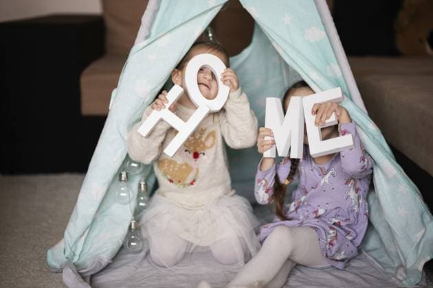 Zwei Schwestern im Wigwam Zelt mit hölzernen Hausbuchstaben Two girls sisters at wigwam tent with wooden home letters Copyright: imageBROKER ASxPHOTOFAMILY ibxiqx15392337.jpg ,model released, Symbolfoto ,property released