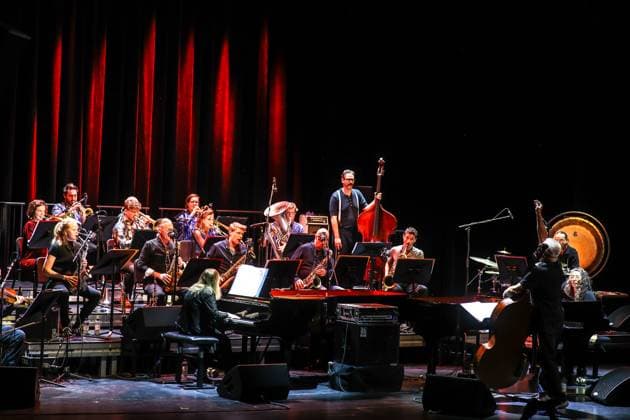 Konzert von London Jazz Composers Orchestra Jazzfest Berlin 2025 , Haus der Berliner Festspiele London Jazz Composers Orchestra, Barry Guy Kontrabass, Leitung Marilyn Crispell Klavier Angelica Sanchez Klavier Torben Snekkestad Tenor- und Sopransaxofon Michael Niesemann Altsaxofon Julius Gabriel Baritonsaxofon Simon Picard Tenorsaxofon Mette Rasmussen Altsaxofon Henry Lowther Trompete Percy Pursglove Trompete Charlotte Keeffe Trompete Andreas Tschopp Posaune Shannon Barnett Posaune Marleen Dahms Posaune Marc Unternährer Tuba Philipp Wachsmann Violine Christian Weber Kontrabass Lucas Niggli Perkussion
