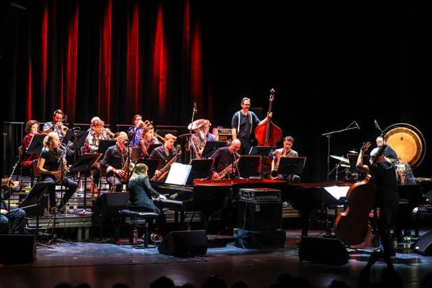 Konzert von London Jazz Composers Orchestra Jazzfest Berlin 2025 , Haus der Berliner Festspiele London Jazz Composers Orchestra, Barry Guy Kontrabass, Leitung Marilyn Crispell Klavier Angelica Sanchez Klavier Torben Snekkestad Tenor- und Sopransaxofon Michael Niesemann Altsaxofon Julius Gabriel Baritonsaxofon Simon Picard Tenorsaxofon Mette Rasmussen Altsaxofon Henry Lowther Trompete Percy Pursglove Trompete Charlotte Keeffe Trompete Andreas Tschopp Posaune Shannon Barnett Posaune Marleen Dahms Posaune Marc Unternährer Tuba Philipp Wachsmann Violine Christian Weber Kontrabass Lucas Niggli Perkussion