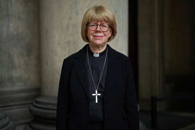 News Bilder des Tages Zukuenftige Erzbischoefin von Canterbury, Sarah Mullally, nach ihrer Predigt am Sonntag (02.11.2025) im Berliner Dom. Mullally uebernimmt ihr neues Amt als geistliches Oberhaupt der Church of England im kommenden Jahr. Sie wird die erste Frau in der mehr als 1.400-jaehrigen Geschichte des Amtes sein. Sie ist seit 2018 Bischoefin von London, die erste Frau in dieser Position. Sie soll am 25. Maerz 2026 in der Kathedrale von Canterbury in ihr Amt eingefuehrt werden. (Siehe epd-Meldung vom 02.11.2025) EDITORIAL USE ONLY *** Future Archbishop of Canterbury, Sarah Mullally, after her sermon on Sunday 02 11 2025 in Berlin Cathedral Mullally will take up her new position as spiritual leader of the Church of England next year She will be the first Copyright: epd-bild ChristianxDitsch epd-Mullally_Berlin10-kopieren