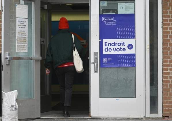 November 2, 2025, Montreal, Pq, Canada: A person arrives to vote at a polling station on municipal election day in Montreal, Sunday, November 2, 2025. Montreal Canada  - ZUMAc35_ 20251102_zaf_c35_109 Copyright: xGrahamxHughesx