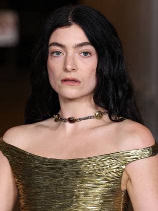 14th Annual LACMA Art + Film Gala 2025 Lorde (Ella Marija Lani Yelich-O Connor) wearing Versace SS26 RTW arrives at the 14th Annual LACMA (Los Angeles County Museum of Art) Art + Film Gala 2025 presented by Gucci held at the Los Angeles County Museum of Art in Museum Row, Miracle Mile, Los Angeles, California, United States. Los Angeles County Museum of Art, Museum Row, Miracle Mile, Los Angeles, California, USA California United States  Copyright: xImagexPressxAgencyx originalFilename: collin-14thannu251102_np8w9.jpg