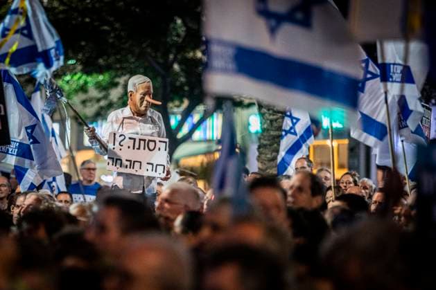 Israel Rabin 30 Memorial Rally A man his faced covered with a Netanyahu mask stands above the crowd during the Rabin memorial rally in Tel Aviv, Saturday, Nov 1 2025. Hundreds of thousands gathered in several rallies across Israel to mark 30 years since the assassination of prime minister Yitzhak Rabin. The main rally, whose turnout was reportedly around 150,000, was held at the Tel Aviv square where the Labor leader was assassinated on November 4, 1995, by right-wing extremist Yigal Amir after a peace rally. Photo by Eyal Warshavsky. Tel Aviv Israel Copyright: xEyalxWarshavskyx EWarshavsky25101ew006