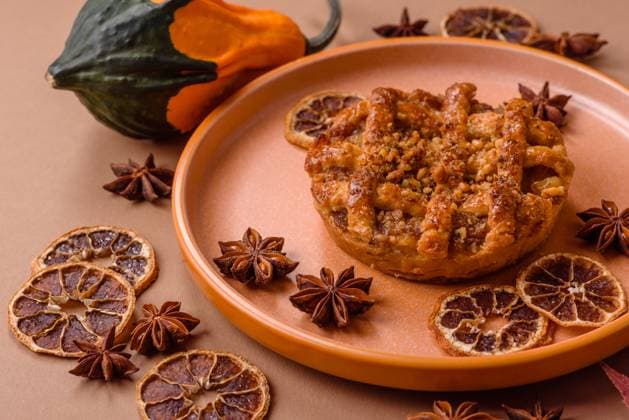 Apfel- oder Kürbiskuchen oder -torten sind eine süße amerikanische Herbstleckerei. Amerikanischer Apfelkuchen Apple or pumpkin pie or tart is a sweet American autumn treat. American apple pie as a food background for your design (License=RF) Copyright: xZoonar.com TetianaxChernykovax 24207560