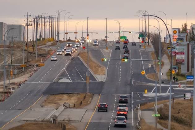 Calgary, Alberta, Kanada. 28. Oktober 2025. Ein Blick von oben auf eine belebte mehrspurige Straße und eine Kreuzung mit viel Verkehr in der Dämmerung, mit entfernten Gebäuden Calgary, Alberta, Canada. Oct 28, 2025. An elevated view of a busy multi-lane road and intersection filled with city traffic during the twilight hours, with distant buildings (License=RF) Copyright: xZoonar.com MarvinxSamuelxTOLENTINO-PINEDAx 24211833