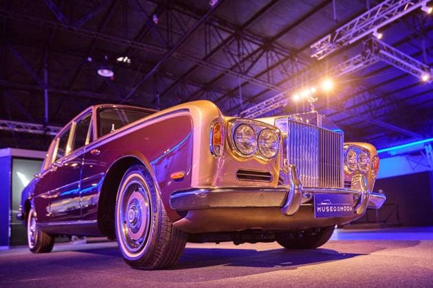 Icons on Wheels Expo in Buenos Aires BUENOS AIRES, ARGENTINA – NOVEMBER 2, 2025: Expo Icons on wheels a vintage and celebrity-owned cars takes part in Buenos Aires, Argentina, on November 2, 2025. The exhibition showcases 15 rare vehicles once owned by original icons from cinema, fashion, music, and culture, each displayed alongside the original clothing of its famous owner. Highlights include the DeLorean from Back to the Future, Marilyn Monroe’s luxury car, Princess Diana’s Ford Escort, and Diego Maradona’s black Ferrari. The event combines art, history, and nostalgia, offering a glimpse into the lifestyles of cultural legends through their most emblematic automobiles. Luciano Gonzalez Anadolu Buenos Aires Argentina. Editorial use on Copyright: x2025xAnadoluxLucianoxGonzalezx