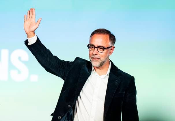 November 2, 2025, Montreal, Pq, CANADA: Projet Montro al Leader and mayoral candidate Luc Rabouin waves to supporters after loosing the mayoral election, at the Projet Montro al election party on election night in Montreal, Sunday, Nov. 2, 2025. Montreal CANADA  - ZUMAc35_ 20251102_zaf_c35_270 Copyright: xChristopherxKatsarovx