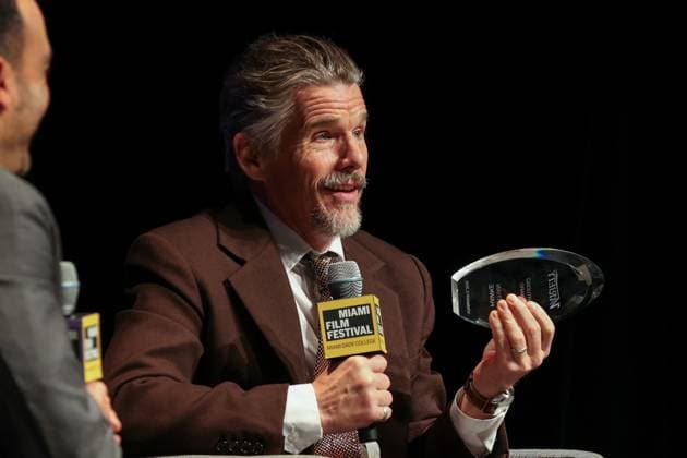 American actor Ethan Hawke speaks on a panel about his career during the Miami Film Festival GEMS in Miami, United States, 02 November 2025. Hawke said that it would feel great, if he deserved it, to win an Oscar for his performance in the film ‘Blue Moon’ by American director Richard Linklater, during a tribute he received on Sunday. Ethan Hawke says he would feel great if he won the Oscar for ‘Blue Moon’ !ACHTUNG: NUR REDAKTIONELLE NUTZUNG!  Copyright: xGiorgioxVierax AME4931 20251103-55018420767_1