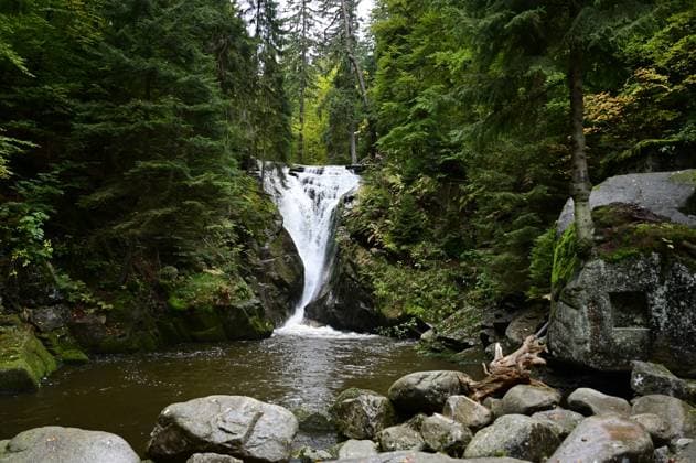 Der Kochelfall (polnisch Wodospad Szklarki) ist einer der bekanntesten Wasserfälle in den Sudeten bei Szklarska Poreba (deutsch: Schreiberhau). Er liegt auf dem Gebiet von Piechowice (Petersdorf), am Kochel (Szklarka) im Riesengebirge. Der Wasserfall und seine Umgebung bilden eine Exklave des Nationalparks Riesengebirge. 10.10.2025 *** The Kochelfall Polish Wodospad Szklarki is one of the most famous waterfalls in the Sudeten Mountains near Szklarska Poreba It is located in the area of Piechowice Petersdorf , on the Kochel Szklarka in the Giant Mountains The waterfall and its surroundings form an exclave of the Giant Mountains National Park 10 10 2025 Copyright: xMatthiasxWehnertx