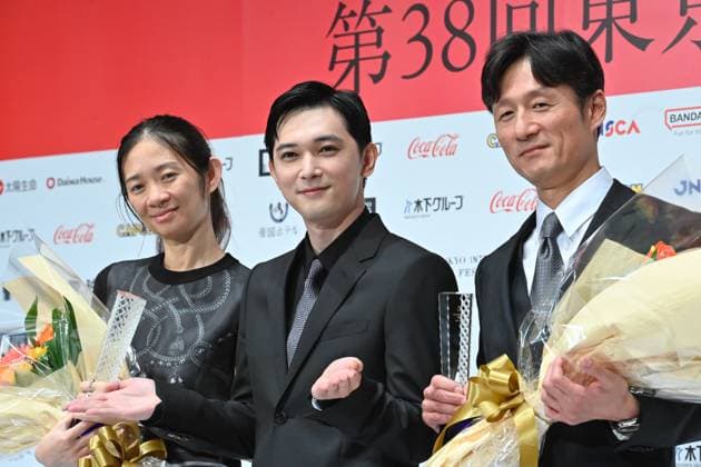 Kurosawa Akira Award of the 38th Tokyo International Film Festival TOKYO, JAPAN - NOVEMBER 3: Japanese filmmaker Lee Sang-il (R) and Academy Award-winning director Chloé Zhao (L) pose with their Kurosawa Akira Award trophies and special guest and famous Japanese actor Yoshiwara Ryo (C) during the 38th Tokyo International Film Festival in Tokyo, Japan, on November 3, 2025. Both filmmakers were recognized for their outstanding contributions to world cinema, Lee for redefining Japanese social drama, and Zhao for her cross-cultural storytelling bridging East and West. David Mareuil Anadolu Tokyo Japan. Editorial use only. Please get in touch for any other usage.  Copyright: x2025xAnadoluxDavidxMareuilx