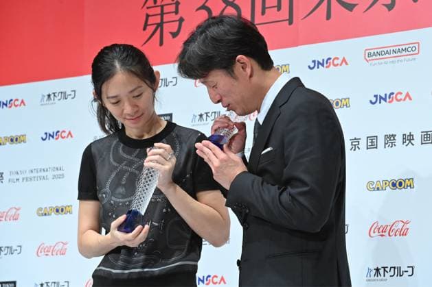 Kurosawa Akira Award of the 38th Tokyo International Film Festival TOKYO, JAPAN - NOVEMBER 3: Japanese filmmaker Lee Sang-il (R) and Academy Award-winning director Chloé Zhao (L) pose with their Kurosawa Akira Award trophies during the 38th Tokyo International Film Festival in Tokyo, Japan, on November 3, 2025. Both filmmakers were recognized for their outstanding contributions to world cinema, Lee for redefining Japanese social drama, and Zhao for her cross-cultural storytelling bridging East and West. David Mareuil Anadolu Tokyo Japan. Editorial use only. Please get in touch for any other usage.  Copyright: x2025xAnadoluxDavidxMareuilx