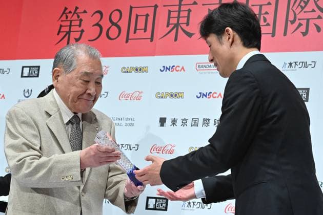 Kurosawa Akira Award of the 38th Tokyo International Film Festival TOKYO, JAPAN - NOVEMBER 3: Japanese filmmaker Lee Sang-il (R) eceives the Kurosawa Akira Award with Tokyo International Film Festival Committee Chairman Mitsuaki Tsutsum during the 38th Tokyo International Film Festival in Tokyo, Japan, on November 3, 2025. Known for Hula Girls (2006), Villain (2010), and Kokuho (2025), Lee is recognized for his deep humanistic storytelling and contribution to modern Japanese cinema. David Mareuil Anadolu Tokyo Japan. Editorial use only. Please get in touch for any other usage.  Copyright: x2025xAnadoluxDavidxMareuilx