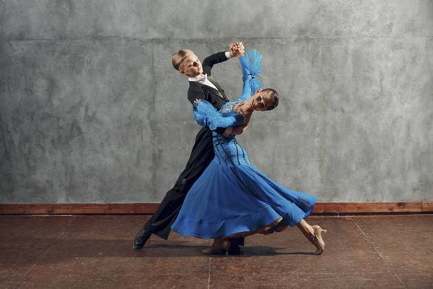 Junges Paar tanzt langsamen Walzer im Ballsaal Young couple dance slow waltz in ballroom Copyright: imageBROKER Max ibxiqx15477248.jpg ,model released, Symbolfoto ,property released