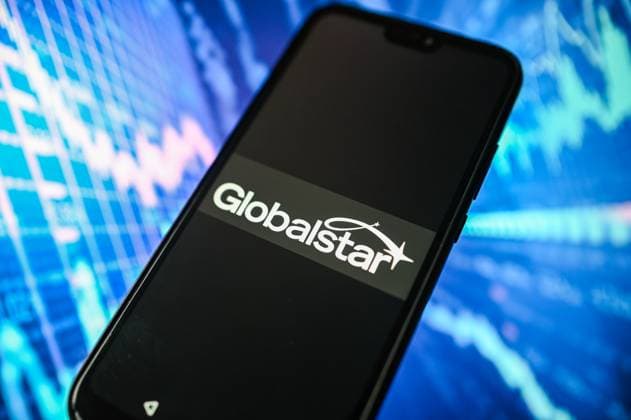 Illustration in Poland. In this photo illustration, a GlobalStar logo is displayed on a smartphone with stock market percentages in the background. Poland Copyright: xOmarxMarquesx xSOPAxImagesx omarques_03112025_tech (6 of 15)