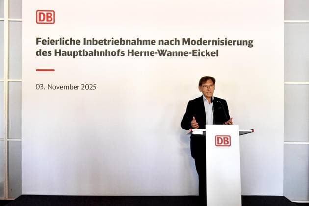 Eröffnung modernisierter Hbf Wanne-Eickel ** NUR FÜR REDAKTIONELLE ZWECKE ** EDITORIAL USE ONLY **<p>OB Dr. Frank Dudda wagt einen Blick in die zukünftige Gestaltung und Bedeutung des Bahnhofs bei der Eröffnung des modernisierten Hauptbahnhofes, Hbf, Wanne-Eickel am 3. November 2025 am Heinz-Rühmann-Platz 1 in Herne -- Deutschland NRW Herne Copyright: JürgenxTheobald *** Opening of modernized main station Wanne Eickel FOR EDITORIAL PURPOSES ONLY EDITORIAL USE ONLY p Mayor Dr Frank Dudda takes a look at the future design and significance of the station at the opening of the modernized main station, Hbf, Wanne Eickel on 3 November 2025 at Heinz Rühmann Platz 1 in Herne Germany NRW Herne Copyright JürgenxTheobald Copyright: JürgenxTheobald doc833q46pkvmc1ifvr8llm ,EDITORIAL USE ONLY