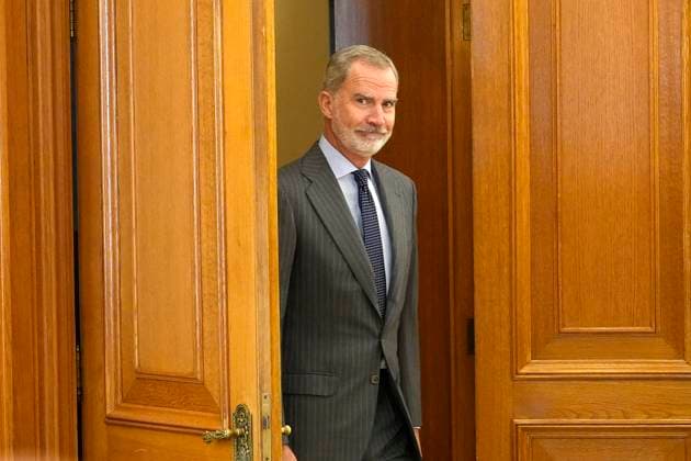 King Felipe VI of Spain receives in audience a delegation from the Federation of Jewish Communities of Spain (FCJE), headed by the Federation s president, David Obadia, and Rabbi Isaac Cohen, rabbi-dayan of the Federation. November 03, 2025. (2025110304)