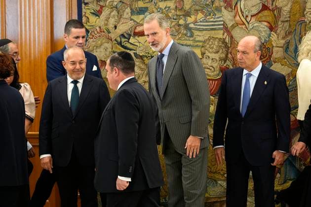 King Felipe VI of Spain receives in audience a delegation from the Federation of Jewish Communities of Spain (FCJE), headed by the Federation s president, David Obadia, and Rabbi Isaac Cohen, rabbi-dayan of the Federation. November 03, 2025. (2025110313)