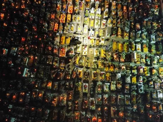 People Visit San Andres Mixquic cemetery on Dia de Muertos Celebration Aerial view of the San Andres Mixquic cemetery, located in Tlahuac, where people accompany their deceased loved ones in the traditional lighting ceremony on the Dia de Muertos celebration. on October 3, 2025 in Mexico City, Mexico. (Photo by Carlos Santiago Eyepix Group) Copyright: xCarlosxSantiagox xEyepixxGroupx CS_03112025_172452