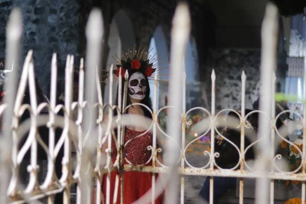People visit the San Andres Mixquic cemetery, located in Tlahuac, to accompany their deceased loved ones in the traditional lighting ceremony on the Dia de Muertos celebration. on October 3, 2025 in Mexico City, Mexico. Mexico City Mexico - ZUMAe321 20251103_zia_e321_002 Copyright: xCarlosxSantiagox